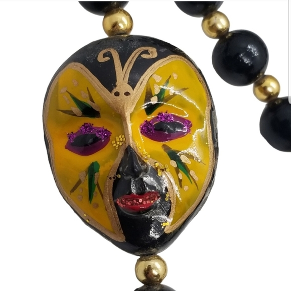 VINTAGE HANDPAINTED HARLEQUIN MASKS WOOD BEAD MARDI GRAS NECKLACE - Picture 3 of 4